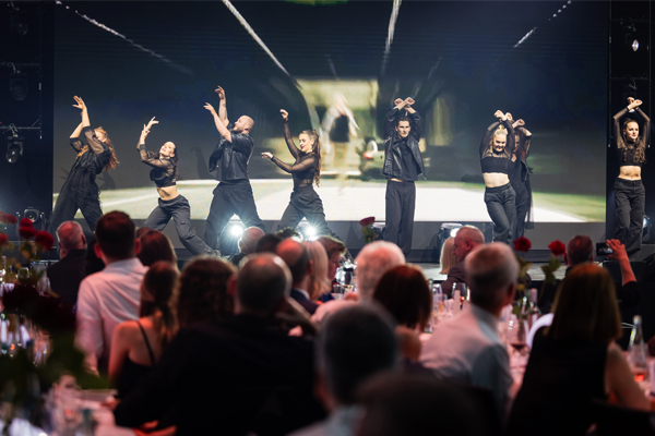 **Alt-Tag für das zweite Bild:** `Tänzer:innen in schwarzen Kostümen bei einer choreografierten Tanzshow auf der Eventbühne`
