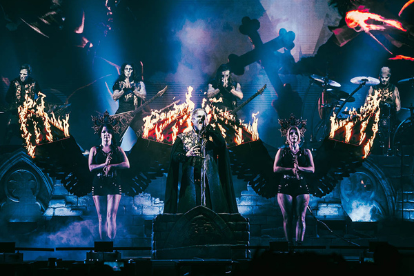 Feuerperformance mit brennenden Flügeln bei Powerwolf Europa Tour