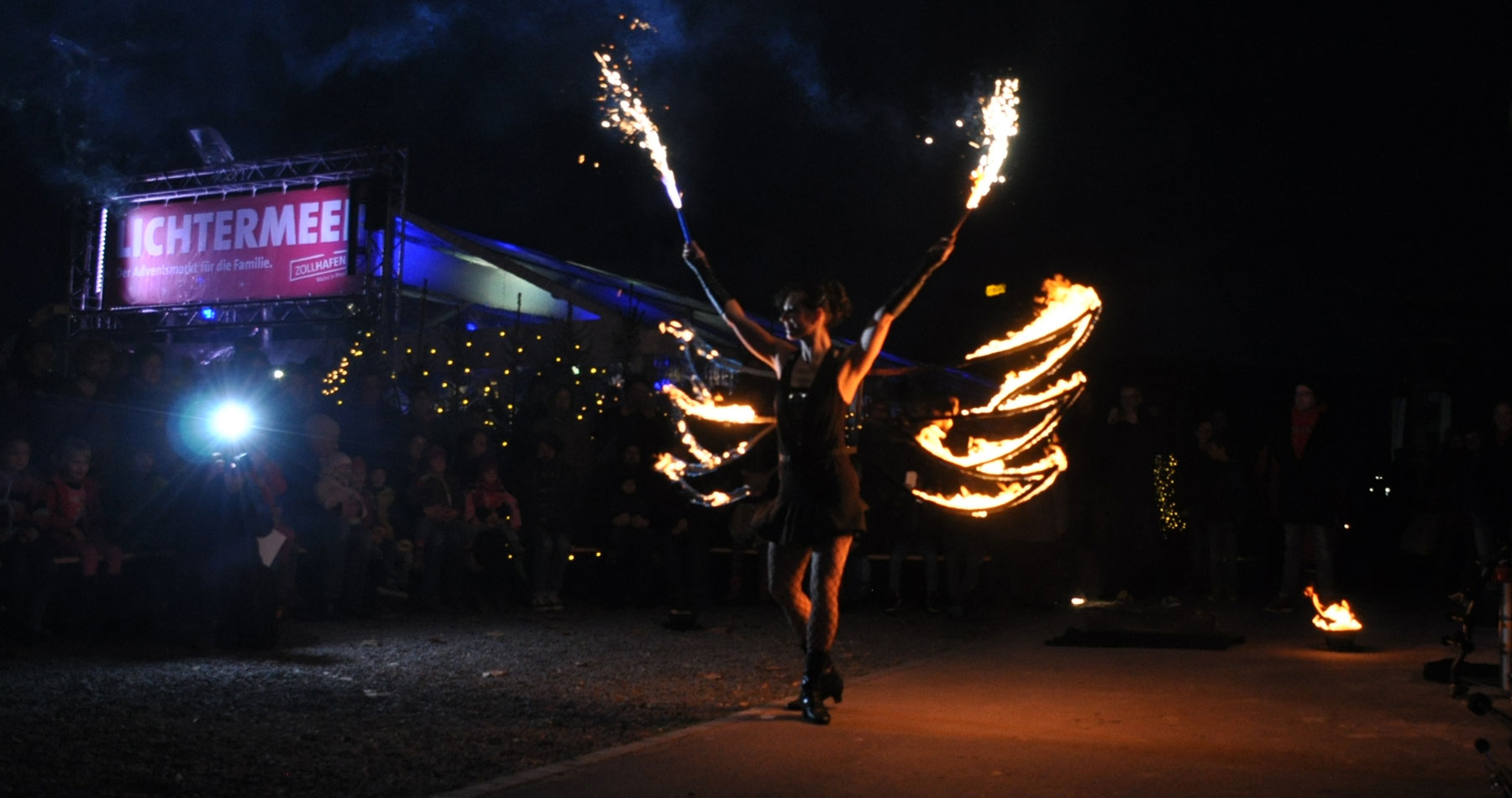 Feuershow mit brennenden Feuer Flügeln